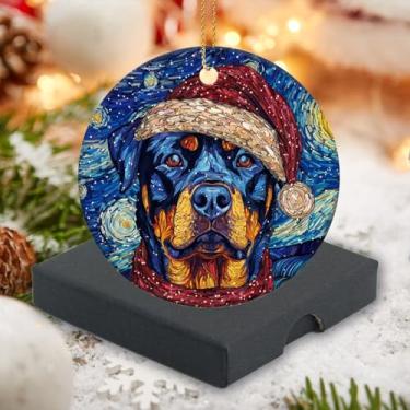 Imagem de Enfeites de Natal 2025 Enfeites de cerâmica redondos, um Rottweiler usando chapéu de Natal design de noite estrelada, presente para amigos da família, festa de Natal de 7,6 cm