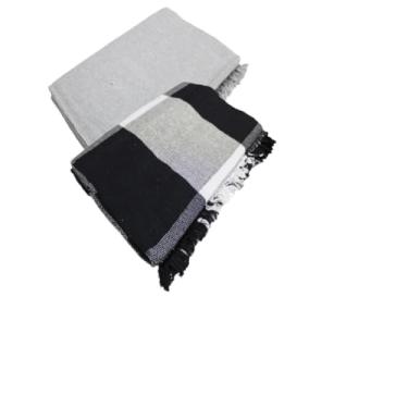 Imagem de Conjunto de mantas extragrandes para sofá (2 peças), dimensões 300 x 180 cm, material de algodão puro, com finalidades decorativas e protetoras. (Cinza Neblina + Preto c/Cru)