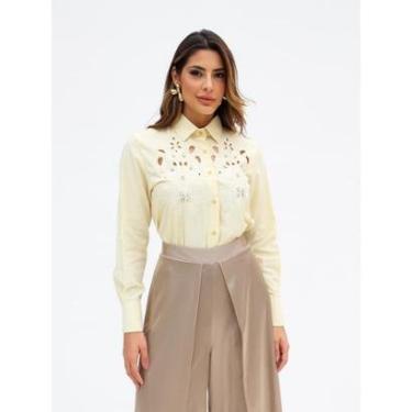 Imagem de Camisa Feminina Oversized em Blend de Linho com Detalhes em Richelieu e Corte Atual-Feminino