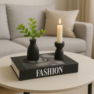 Imagem de Kit Decorativo com Livro Fashion Book, Vaso Preto com Planta Artificial e Castiçal Minimalista – Estilo Moderno para Sala, Quarto ou Escritório