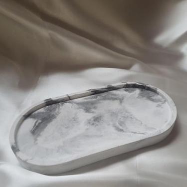 Imagem de Kit Bandeja Decorativa Oval Granilite Marmorizada Multiuso Porta Jóias Velas e Acessórios Bandeja Organizadora em Concreto Impermeável para Banheiro e Escritório (Mármore black)