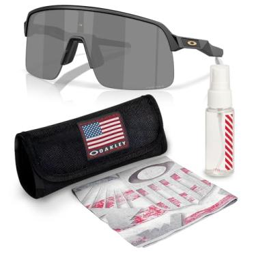 Imagem de OAKLEY Óculos de sol SUTRO Lite Players Collection OO9463 em forma de escudo com kit oficial de óculos, Armação preta Prizm | Lente preta fosca
