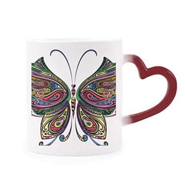Imagem de Linda borboleta colorida decorativa asas sensível ao calor caneca vermelha muda de cor