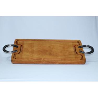 Imagem de Tábua de corte com ferradura em madeira Garapeira medindo46 cm x 26 cm