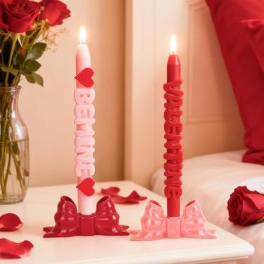 Imagem de DN DECONATION Conjunto de 2 velas cônicas sem chama, velas LED vermelhas e rosa para dia dos namorados – Velas decorativas "Valentine" e "Be Mine" para casa romântica, casamento, presente para ela