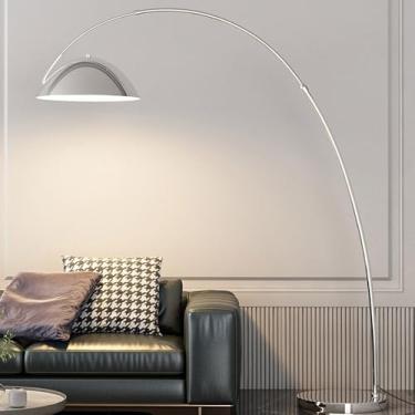 Imagem de Luminária de chão nórdica em arco, com estrutura em metal polido, estilo vertical decorativo para sala de estar, haste retrátil, ideal para colocar sobre o sofá. Possui interruptor de pé e b