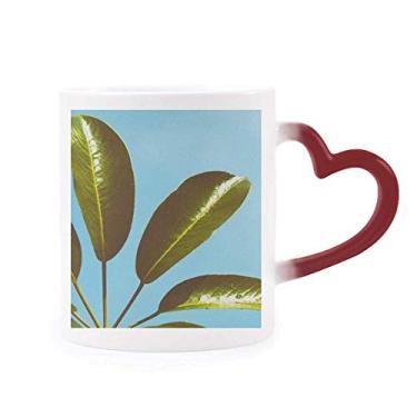 Imagem de Caneca de grés que muda de cor vermelha com imagem de planta de céu azul