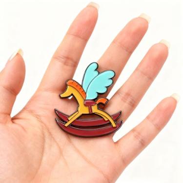 Imagem de Broche de esmalte de cavalo de balanço alado criativo broche de lapela adorável estilo desenho animado para jaquetas mochilas, presente exclusivo de nostalgia para amantes de brinquedos