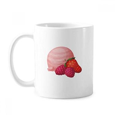Imagem de Caneca de cerâmica com bola de sorvete rosa de uva de morango, xícara de porcelana e café
