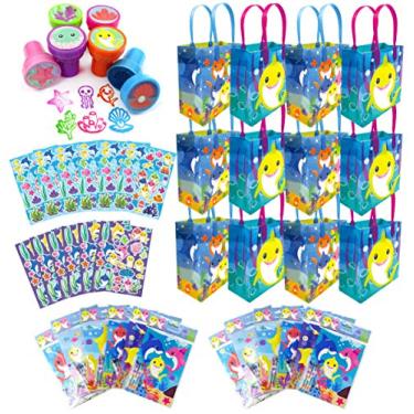 Imagem de TINYMILLS Conjunto de 60 peças de lembrancinha de família de tubarão (12 sacos de petisco, 24 carimbos, 12 folhas de adesivos, 12 livros de colorir com giz de cera)