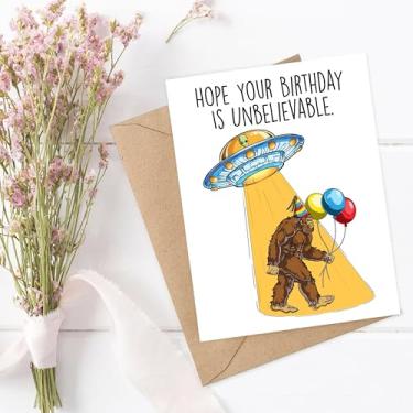 Imagem de LouiseGifts Hope Your Birthday Is Unbelievable Bigfoot Alien Ufo - Cartão de aniversário Sasquatch - Cartão engraçado para ele ela, 12,7 x 18 cm
