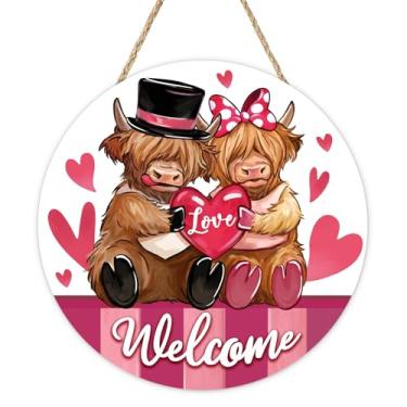 Imagem de Bolisom Placa de boas-vindas para porta da frente de vaca highland dia dos namorados, coração rosa, casa de fazenda, cabide de madeira para varanda ao ar livre, decoração de casa, guirlanda de madeira
