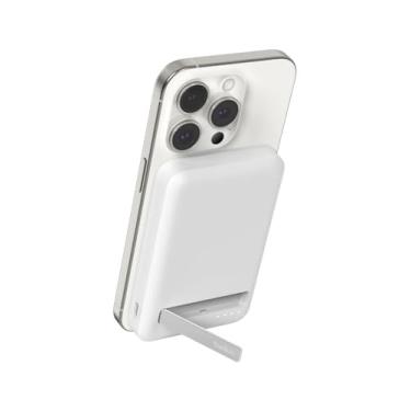 Imagem de Belkin Carregador portátil sem fio BoostCharge Pro 5000Mah Qi2, compatível com MagSafe, suporte pop-up embutido - compatível com iPhone 16/15/14/13 séries e mais - Branco