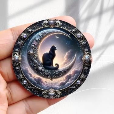 Imagem de Ímã de geladeira vintage gato preto na lua em design de moldura ornamentada - adesivo de geladeira redondo acrílico de 5,8 cm, presente de decoração retrô, tamanho perfeito para geladeira, armário ou