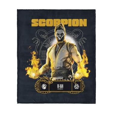 Imagem de Cobertor Mortal Kombat Silk Touch Sherpa – Scorpion Bi-Han, frente de lã ultramacia com costas de sherpa aconchegante, 102 x 127 cm