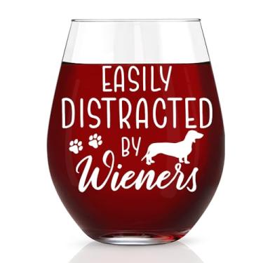 Imagem de WUUCKOO Facilmente Distracted By Wieners Taça de vinho sem haste gravada, Dachshund engraçado, presentes para amantes de cães Weiner, presentes de aniversário de Natal para donos de cães, amantes de