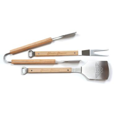 Imagem de Conjunto de utensílios de churrasqueira Underground Toys DC Comics Mulher Maravilha 3 peças para uso externo – Espátula de aço inoxidável, garfo e pinças com alças de madeira resistente de 43 cm – Acessório perfeito para churrasco – Ferramentas de grelha portátil