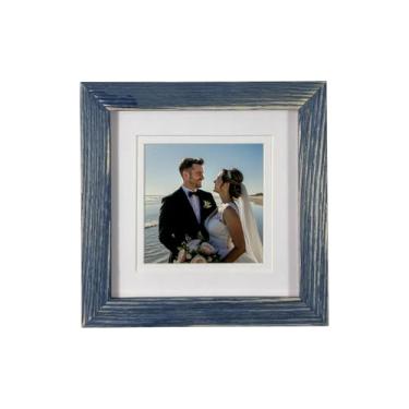 Imagem de Mekenluo Porta-retrato rústico retrô de madeira 12 x 12 cm com suporte de parede de acrílico e exibição de mesa, moldura feita à mão com tapete para exibição de fotos de formatura, imagem de família