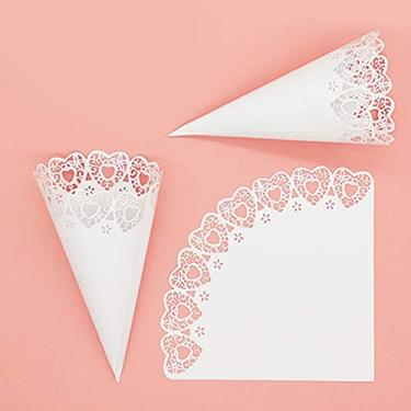 Imagem de 102 peças de cones de casamento, confetes vazados, corte a laser, padrão de coração vazado, confetes, renda, cones, buquês, caixas de presente de doces, sacos de chocolate para festas, lembrancinha de casamento, branco