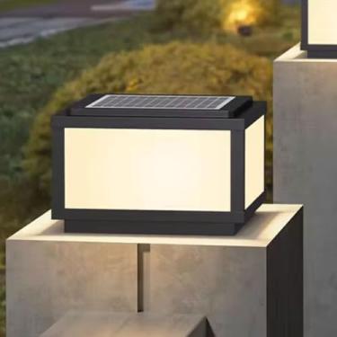 Imagem de CUTPOIY Luzes de poste solares modernas pretas movidas a energia solar luzes de deck IP65 à prova d'água para postes de cerca com controle remoto externo carcaça LED iluminação paisagística portão