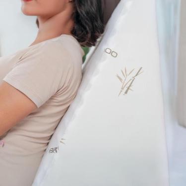 Imagem de Almofada De Repouso Triangular Espuma Ergonômica Fibra Bambo - Beatriz