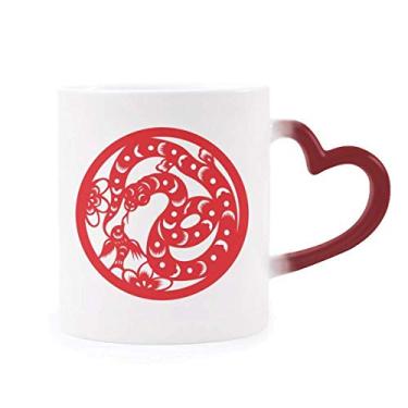 Imagem de Caneca de grés cortada em papel Snake Animal China Zodíaco Arte sensível ao calor Caneca vermelha que muda de cor