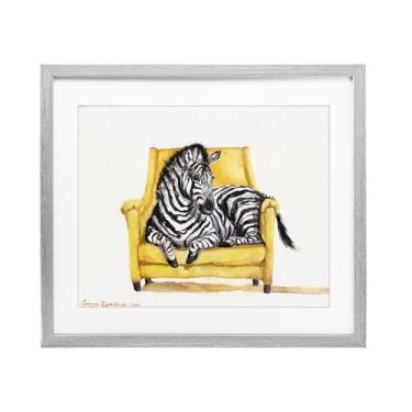 Imagem de Stupell Industries Linda zebra em cadeira amarela impressão emoldurada cinza sob vidro, design por George Dyachenko, 13 x 16
