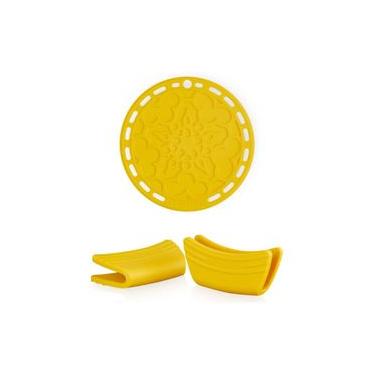 Imagem de KIT LE CREUSET 2 PEGADORES DE ALÇAS E SUPORTE PARA PANELAS 20CM AMARELO NÉCTAR
