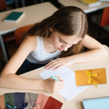 Imagem de 12 envelopes com letras coloridas, envelopes de cartão de felicitações de papel kraft com fitas, envelope de convite de papel perolado para negócios, casamento, festa de aniversário, Natal