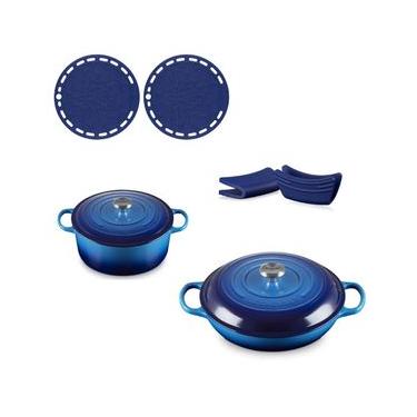 Imagem de KIT LE CREUSET CAÇAROLA 26CM PANELA 20CM 2 SUPORTES FRENCH E 2 PEGADORES DE ALÇAS EM SILICONE AZURE BLUE