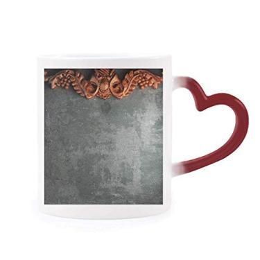 Imagem de Caneca de grés com estampa de mogno de cimento cinza sensível ao calor com mudança de cor vermelha