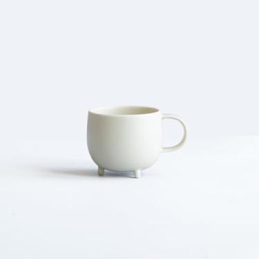 Imagem de KIKIME Caneca marumi 283 g – Caneca cupê de porcelana com pernas de tripé, design de mistura automática, louça japonesa, lavável na lava-louças e micro-ondas (branca)