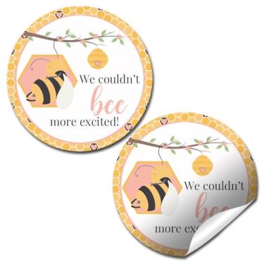 Imagem de Adesivos de chá de bebê Bumble Bee para meninas - 102 cm redondos We Couldn't Bee More Excited! Etiquetas - Perfeito para lembrancinhas de festa, selos de envelope e sacolas de brindes por Amanda