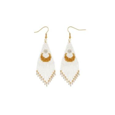 Imagem de EQUBIO Brincos femininos com franja e lua de sementes brancas, contas 12/0 tecidas à mão com padrão crescente dourado, brincos pendentes de borla boho leves com fios de anzol – Par