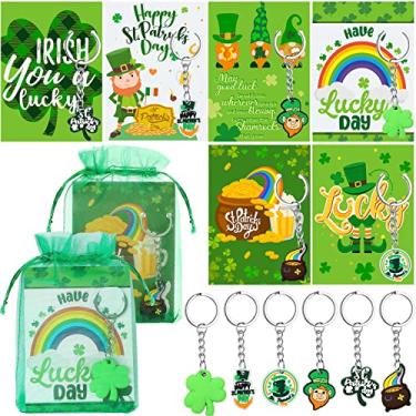 Imagem de 36 conjuntos de cartões de dia de São Patrício com chaveiros irlandeses e sacos trevo verde cartões de dia de São Patrício para lembrancinhas de festa do Dia de São Patrício