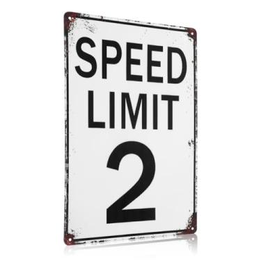 Imagem de FNANJWQ Placa de limite de velocidade 2, decoração de aniversário duas rápidas 2 decorações de aniversário engraçadas vintage placas de metal carro de corrida placa de metal reprodução vintage 20 x 30