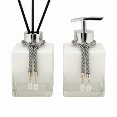 Imagem de Kit Difusor e Saboneteira de Vidro 250ml com Varetas e Cordões Decorativos – Aromatizador Luxo Transparente para Banheiro, Lavabo e Presente Elegante (Branco Degrade C/Prata)