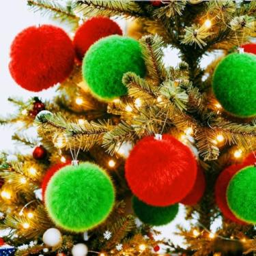Imagem de 4 peças de enfeites de pendurar bolas de Natal vermelhas e verdes, ideais para decoração de Natal verde e árvore de Natal, enfeites de bola de pompom macios para decoração de casa, decoração de parede