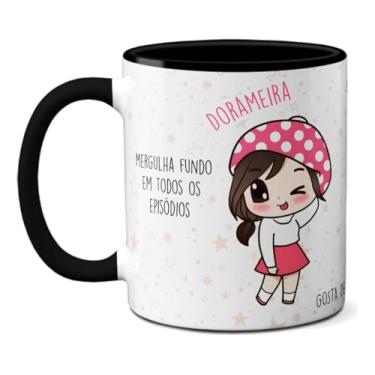 Imagem de Caneca Fofa Características de uma Dorameira Fã de Dorama (Preta)