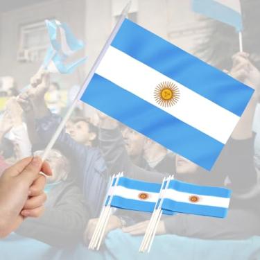 Imagem de Mini bandeira da Argentina, pacote com 12 - Bandeiras argentinas pequenas em miniatura de mão - Resistente ao desbotamento e cores vivas - 12 x 20 cm com mastro sólido e topo de lança