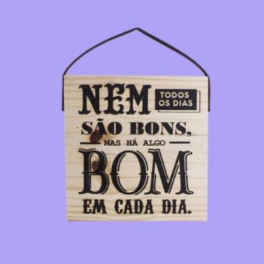 Imagem de Placa Decorativa de Madeira 19x19cm com Alça de Couro – Algo Bom