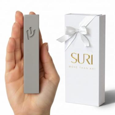 Imagem de SURI Caixa de Mezuzá Contemporânea Cinza Claro Concreto com Pergaminho para Porta, Auto-Stick 10 cm Mezuza Presente Judaico Presente de Noite (1 Peça, L.Cinza)