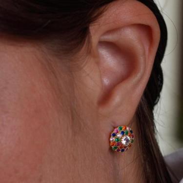 Imagem de Brinco com pequenos cristais coloridos.  Banhado a ouro 18 k - Lucia M