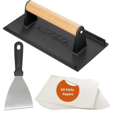 Imagem de Alvexa Kit de prensa de hambúrguer Smash – Prensa retangular de ferro fundido de 20,8 cm x 10,8 cm (1 kg) com cabo de madeira, espátula de hambúrguer e 50 papéis de hambúrguer – Prensa de hambúrguer