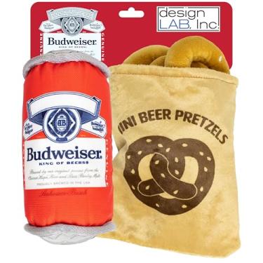 Imagem de design LAB, Inc. Budweiser Beer Dog Toy | Pacote de espuma e lanche para cães | Budweiser brinquedo lata de cerveja e pretzel de ninho para cães | Brinquedos barulhentos interativos para mastigar