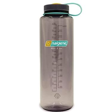 Imagem de Nalgene Garrafa de água Sustain Tritan livre de BPA feita com material derivado de 50% de resíduos de plástico (usando equilíbrio de massa certificado ISCC), 1,360 g, boca larga, berinjela