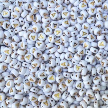 Imagem de Miçanga Letra A 500g aprox 4000 un Branco e Dourado Entremeio Vogal Missanga Bijuteria Artesanato