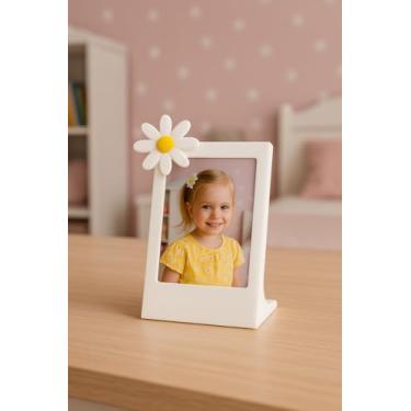 Imagem de Minimoldura decorativa minimalista para fotos Instax com fita rosa, gravata borboleta e detalhe de margarida (amarelo-branco)