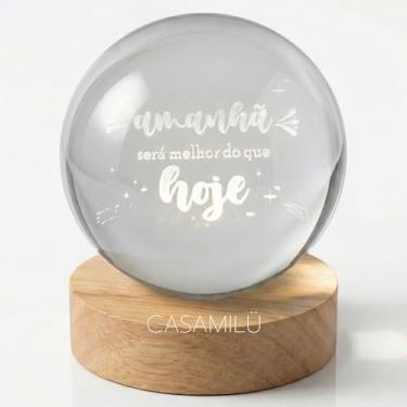 Imagem de Luminária Led Esfera 8 cm em Cristal Inspiração com Frases Motivacionais CASAMILU Amanhã | Base de Madeira com 6 LEDs Efeito 3D Enfeite Decorativo para Mesa Quarto Escritório Presente Criativo