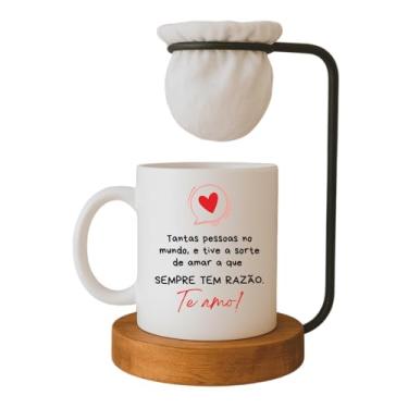 Imagem de Kit Dia dos Namorados, Caneca Divertida 'Tantas pessoas no mundo e eu tive a sorte de amar a que SEMPRE TEM RAZÃO' com Mini Coador de Café, Base em Madeira